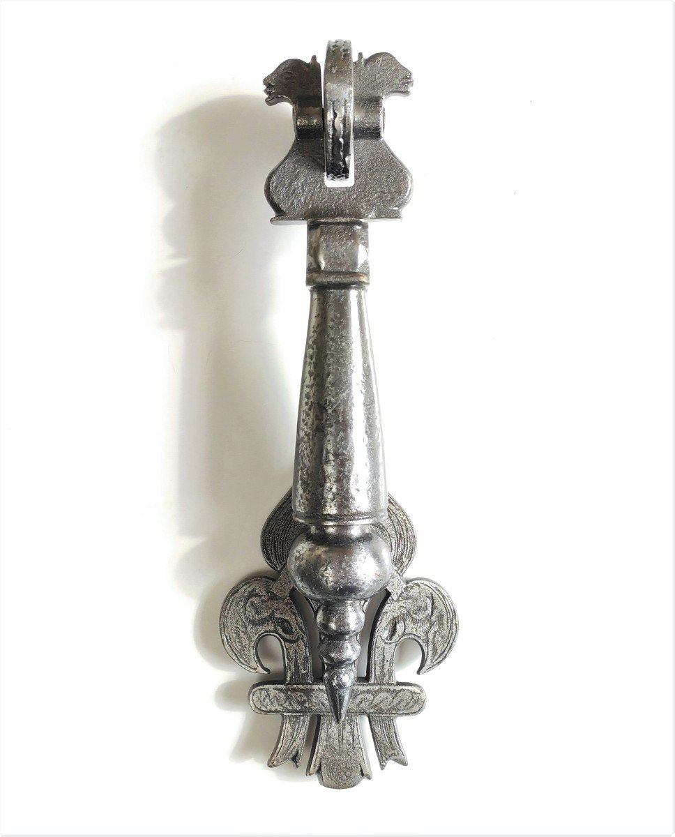 Heurtoir De Porte Ancien En Fer Forgé à La Fleur De Lys