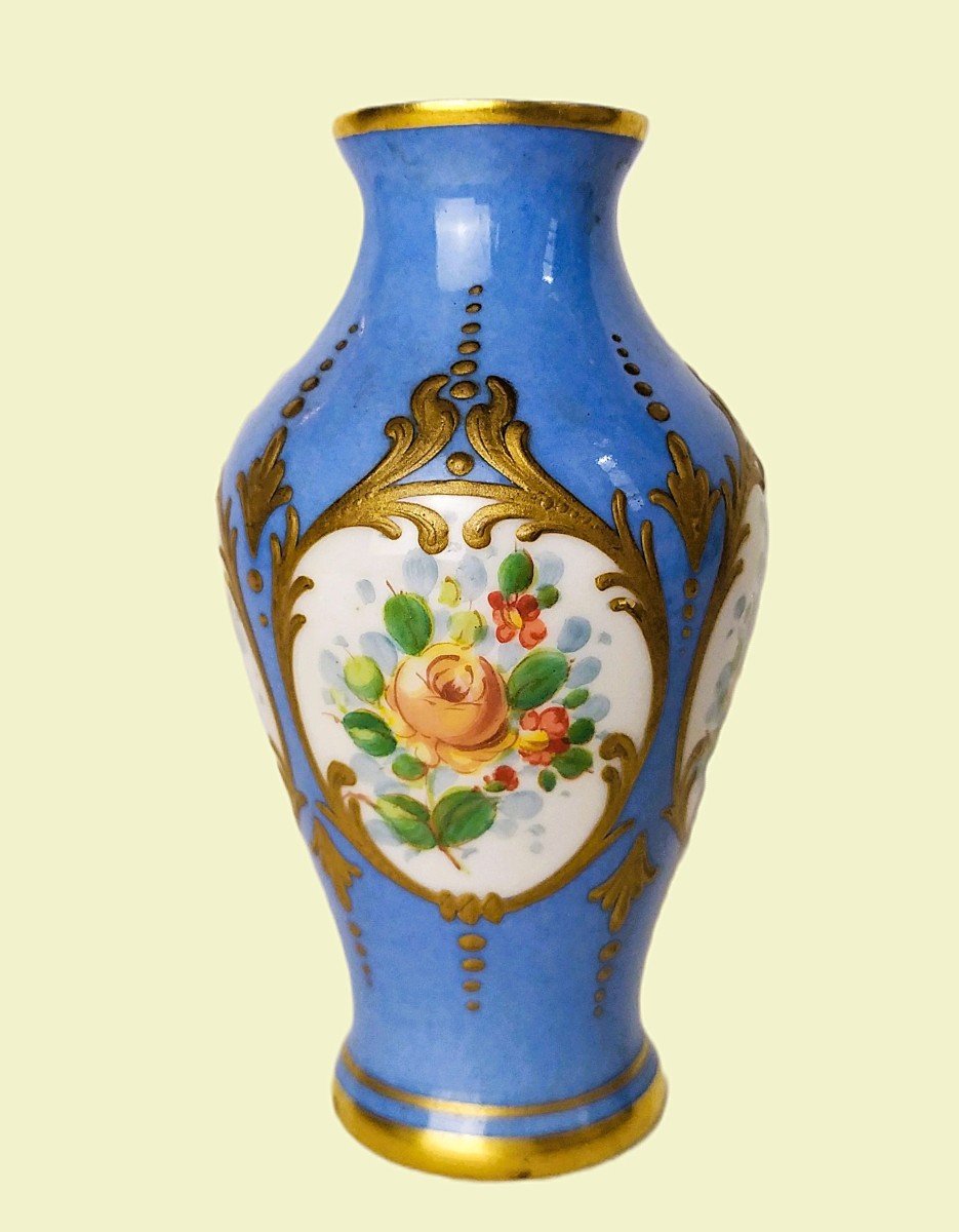 Hand Painted Small Vase In Paris Porcelain 19th Century Victorian Decor Roses 19th Century-photo-1