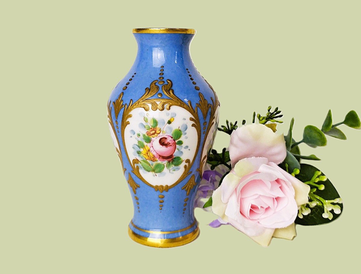 Hand Painted Small Vase In Paris Porcelain 19th Century Victorian Decor Roses 19th Century