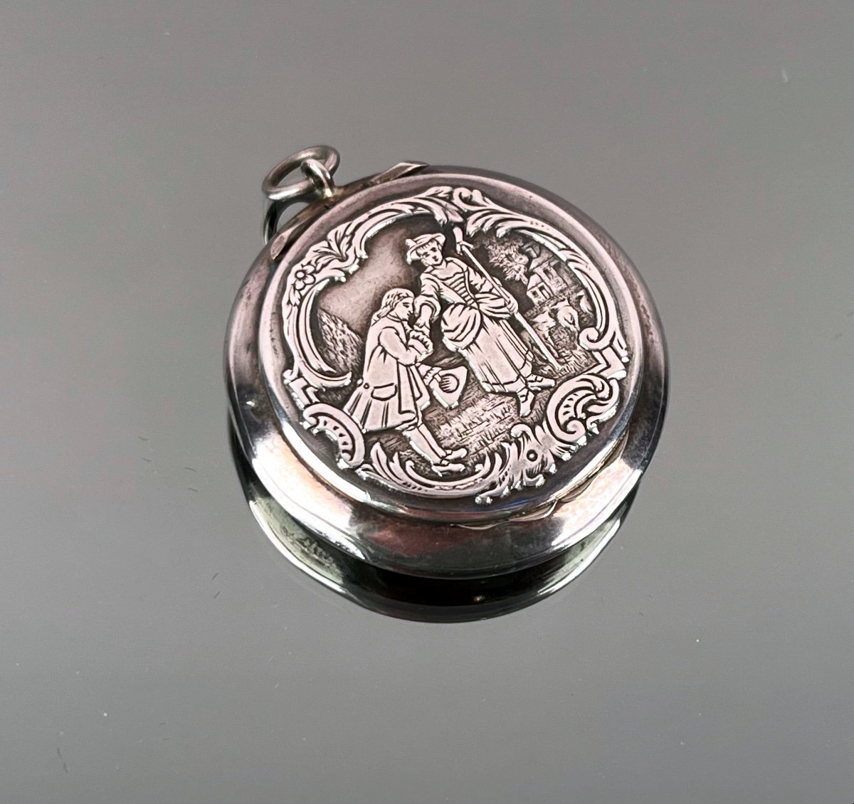 Boite à Pilules Ronde En Argent Faisant Pendentif Circa 1900-photo-2