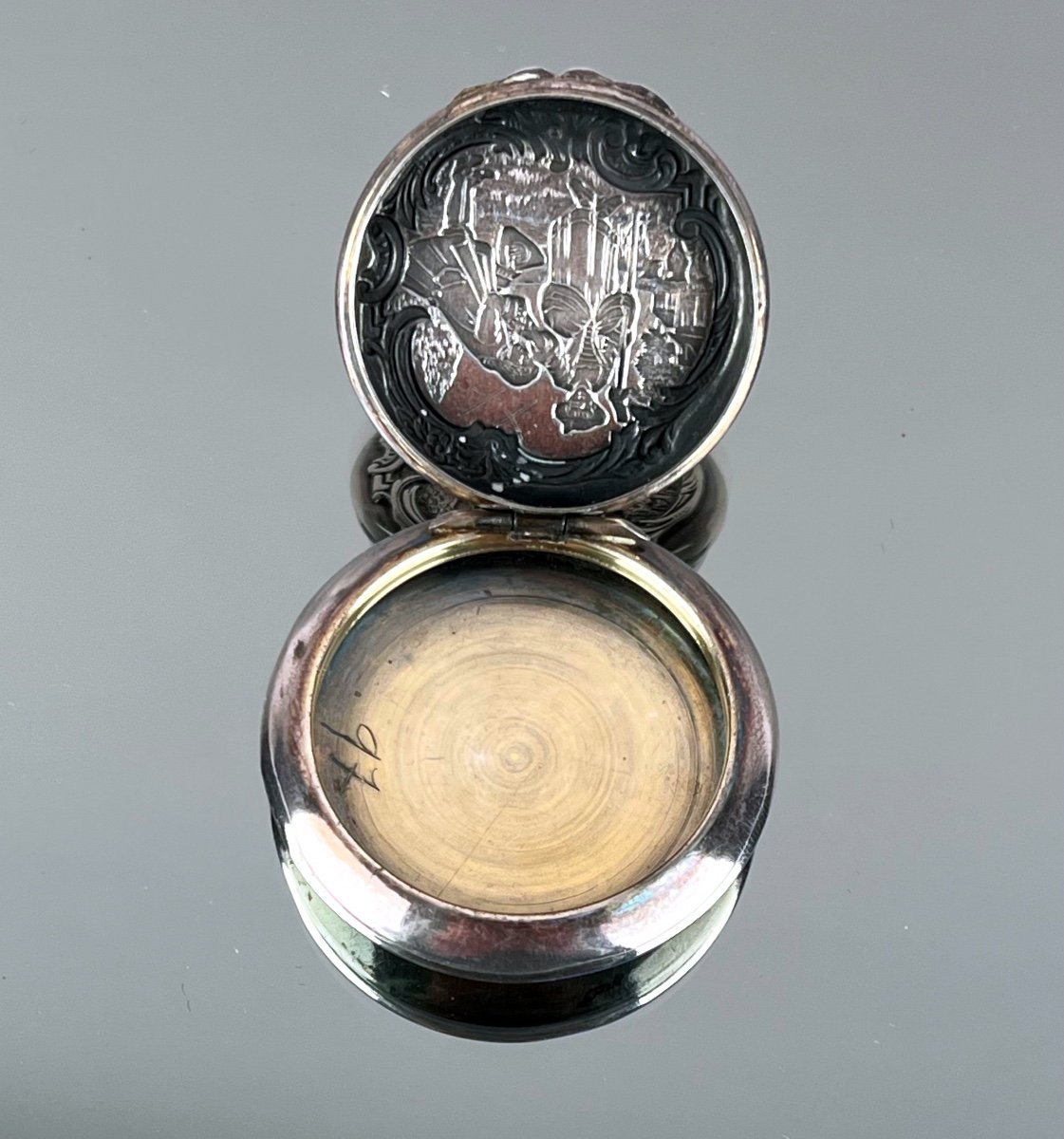 Boite à Pilules Ronde En Argent Faisant Pendentif Circa 1900-photo-1