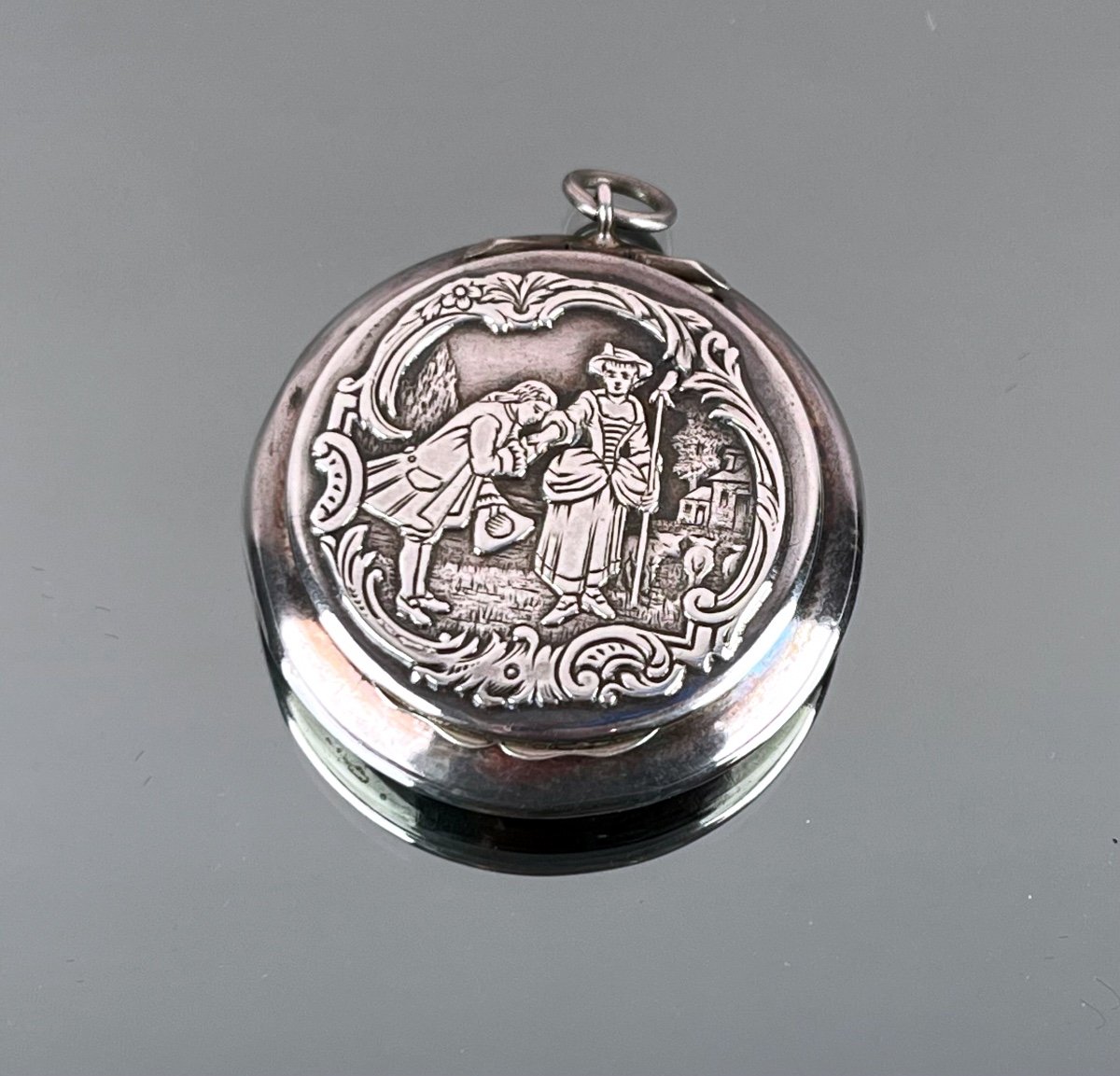 Boite à Pilules Ronde En Argent Faisant Pendentif Circa 1900-photo-2