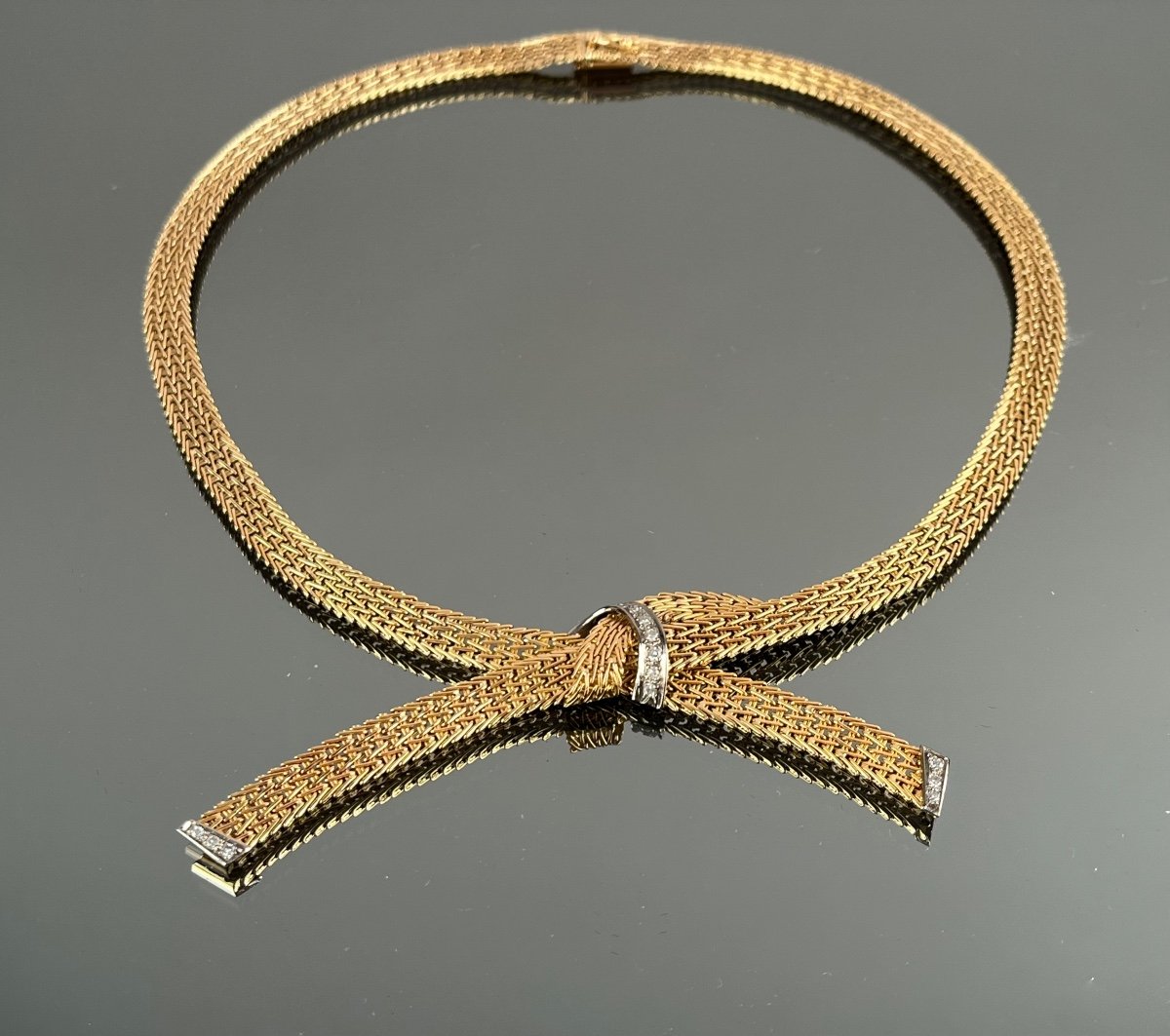 Ribbon Necklace In Gold And Diamonds