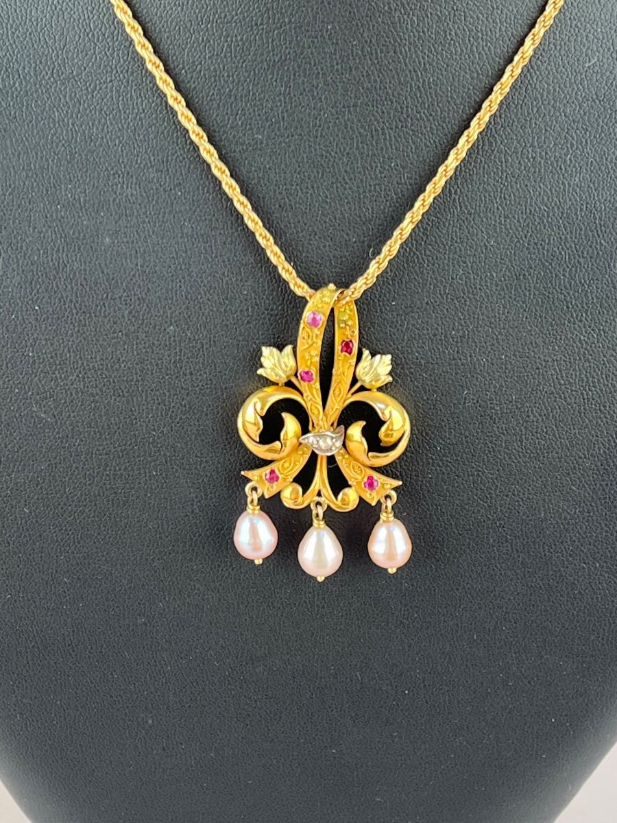 "fleur De Lys" Pendant In 750 Thousandths Gold, Rubies, Diamonds And Pear-shaped Pearls, 19th Century -photo-3