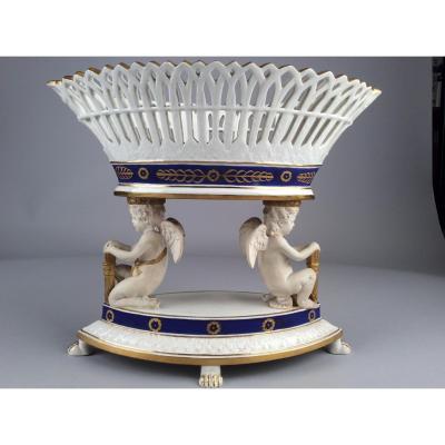 Coupe Ajourée En Porcelaine Supportée Par Deux Angelots De Style Empire, Marque Apocryphe.