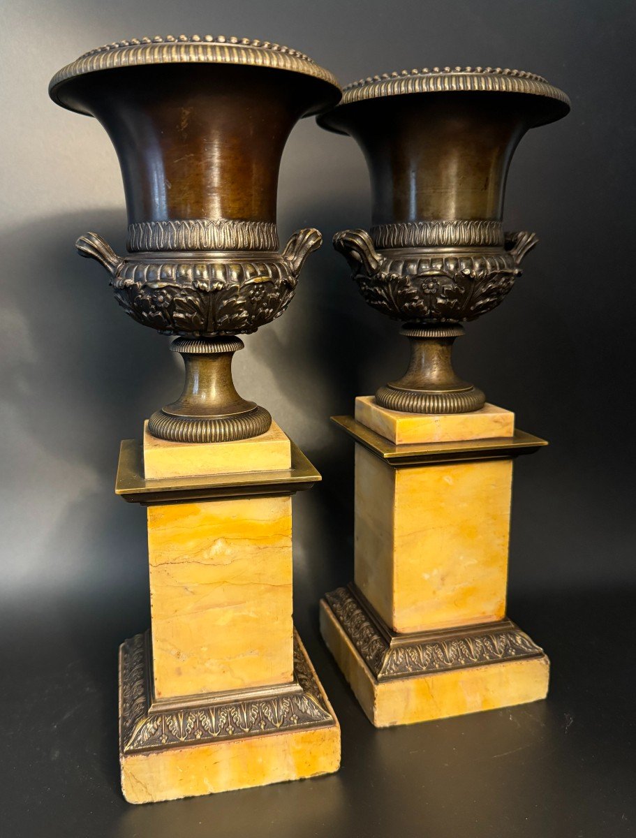 Paire de cassolettes Empire en bronze aux vases Medicis 
