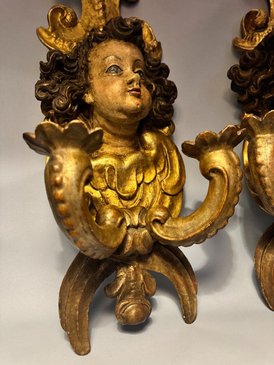 Grande paire d'appliques en bois sculpté doré aux amours (anges cupidons)-photo-3