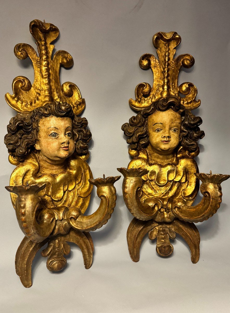 Grande paire d'appliques en bois sculpté doré aux amours (anges cupidons)