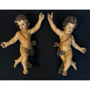 Paire de putti en bois sculpté et peint du XVIIIème (Anges, cupidons)