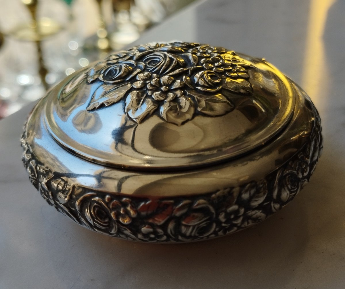 Round Box With Floral Decoration In 800 Silver