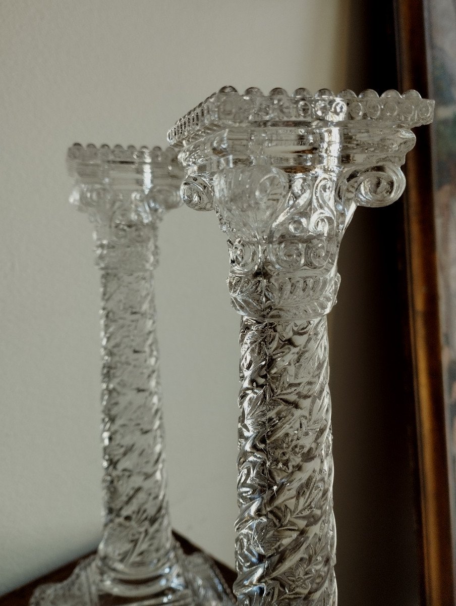 Paire de bougeoirs décor a l' antique en verre préssé moulé  de 26,5 cm-photo-1