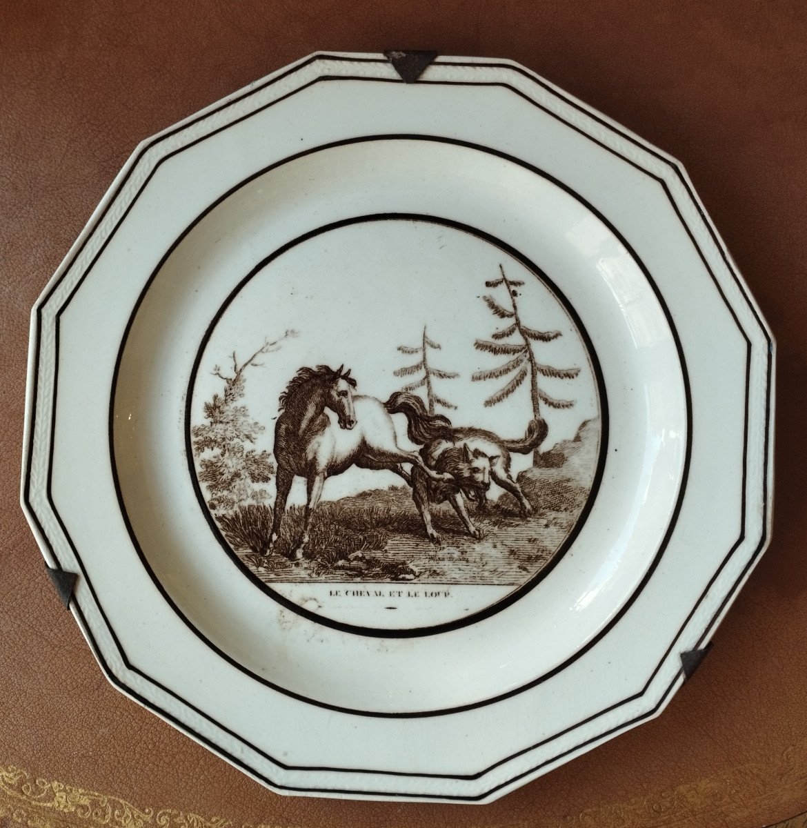 Assiette  " Le cheval et le loup "en  faience fine de  Sèvres XIX 