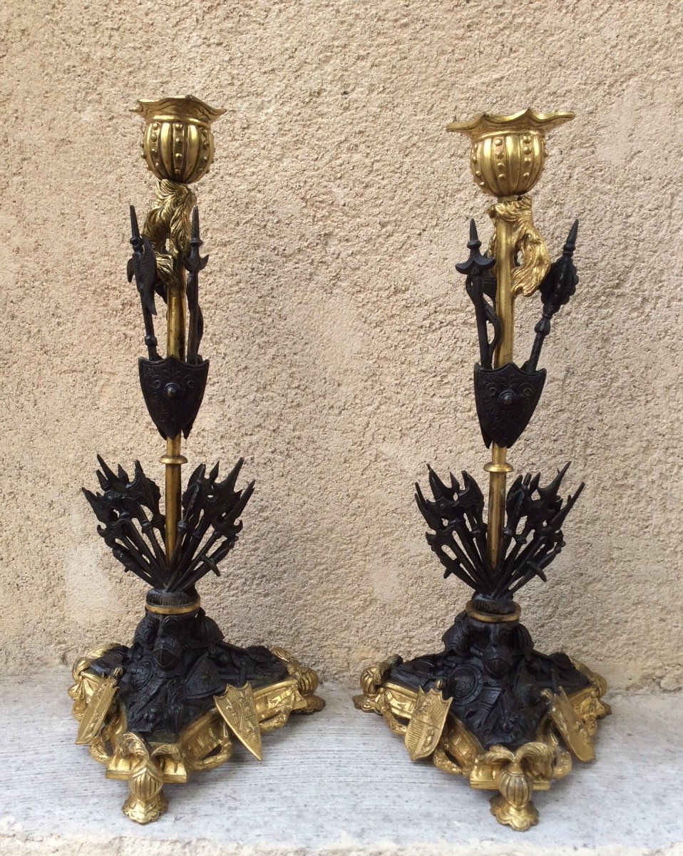 Paire de flambeaux   aux trophées d'armes en bronze doré XIXème.-photo-2
