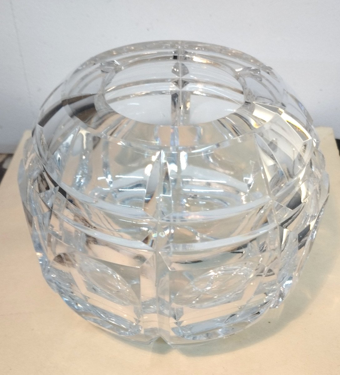 Vase boule en cristal taillé Tchécoslovaquie XX