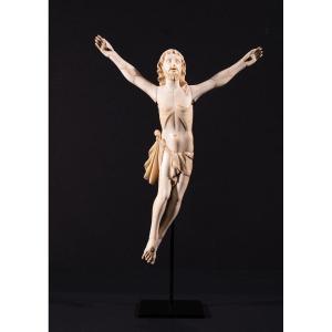 Christ en Ivoire Sculpté. Époque début du XVIIème Siècle