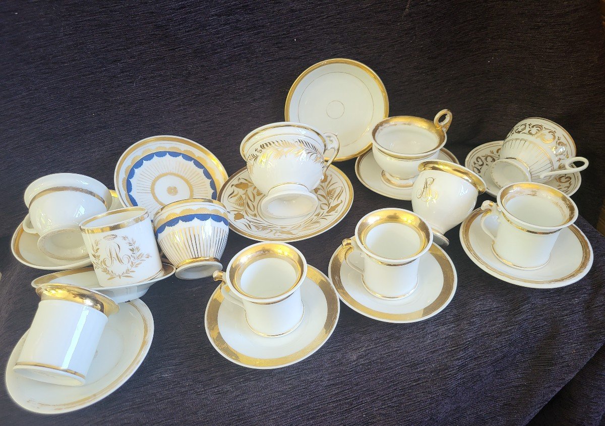 Ensemble  De 11 Tasses Porcelaine De Paris époque Restauration  Début XIXe Siècle 