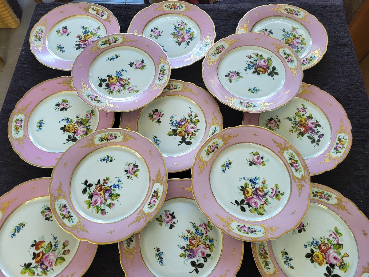 Ensemble De 16 Grandes  Assiettes  Porcelaine De Paris  époque  XIXe Siècle 