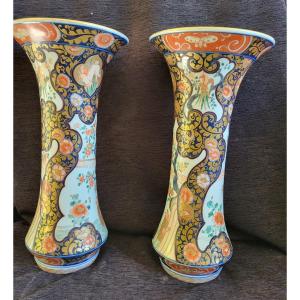 Paire De Vases Cornet Porcelaine  Du Japon  époque  Milieu  Du XIXe Siècle 