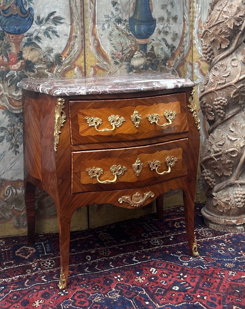 COMMODE SAUTEUSE LOUIS V ESTAMPILLEE 