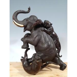 Scultura In Bronzo Di Elefante Con Due Tigri