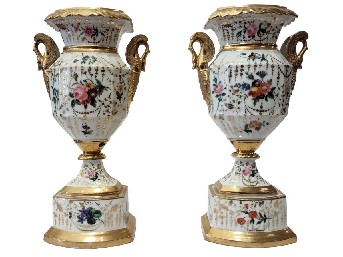 Paire de vases Charles X en porcelaine 