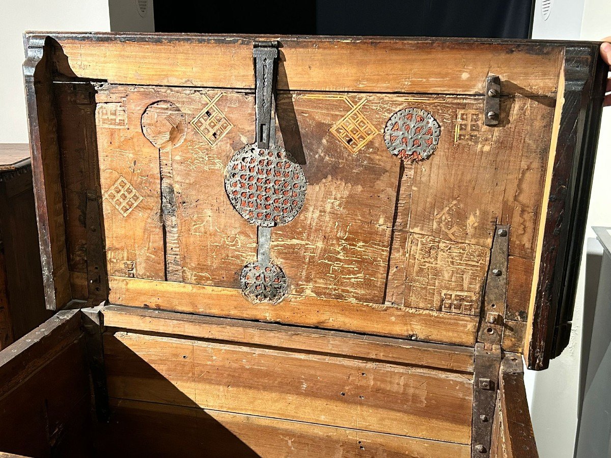 Ancient Gothic Chest , Northern Italy.-photo-4