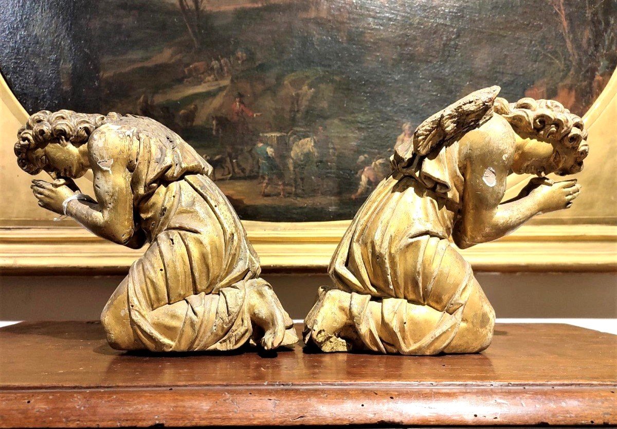 Paire d'Anges Agenouillés En Bois Sculpté Et Doré. Italie Centrale Du XVIIeme S.-photo-1