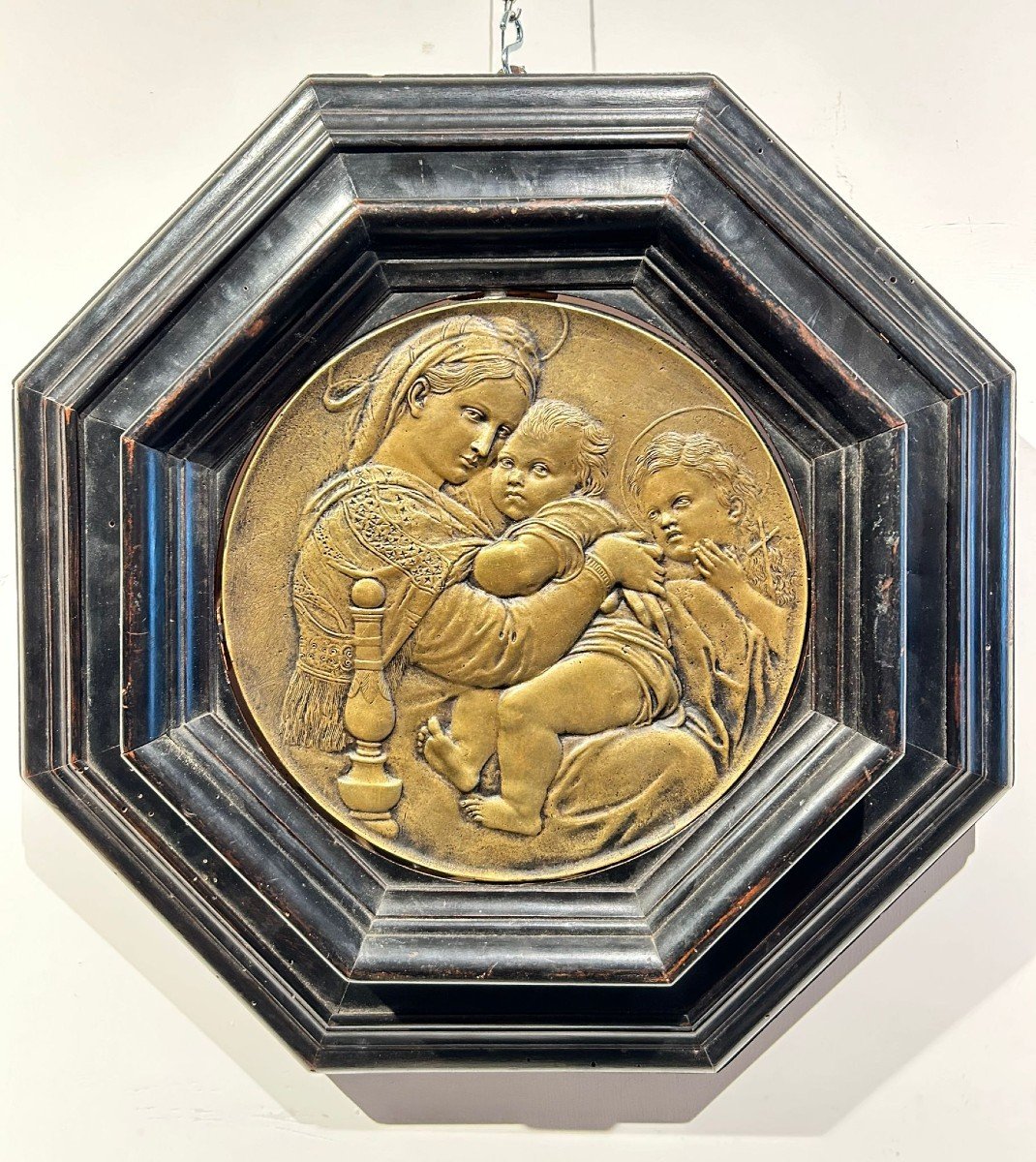 Plaque En Bronze "madonna Della Seggiola" Sur Cadre Octogonal Du XVIIème Siècle.