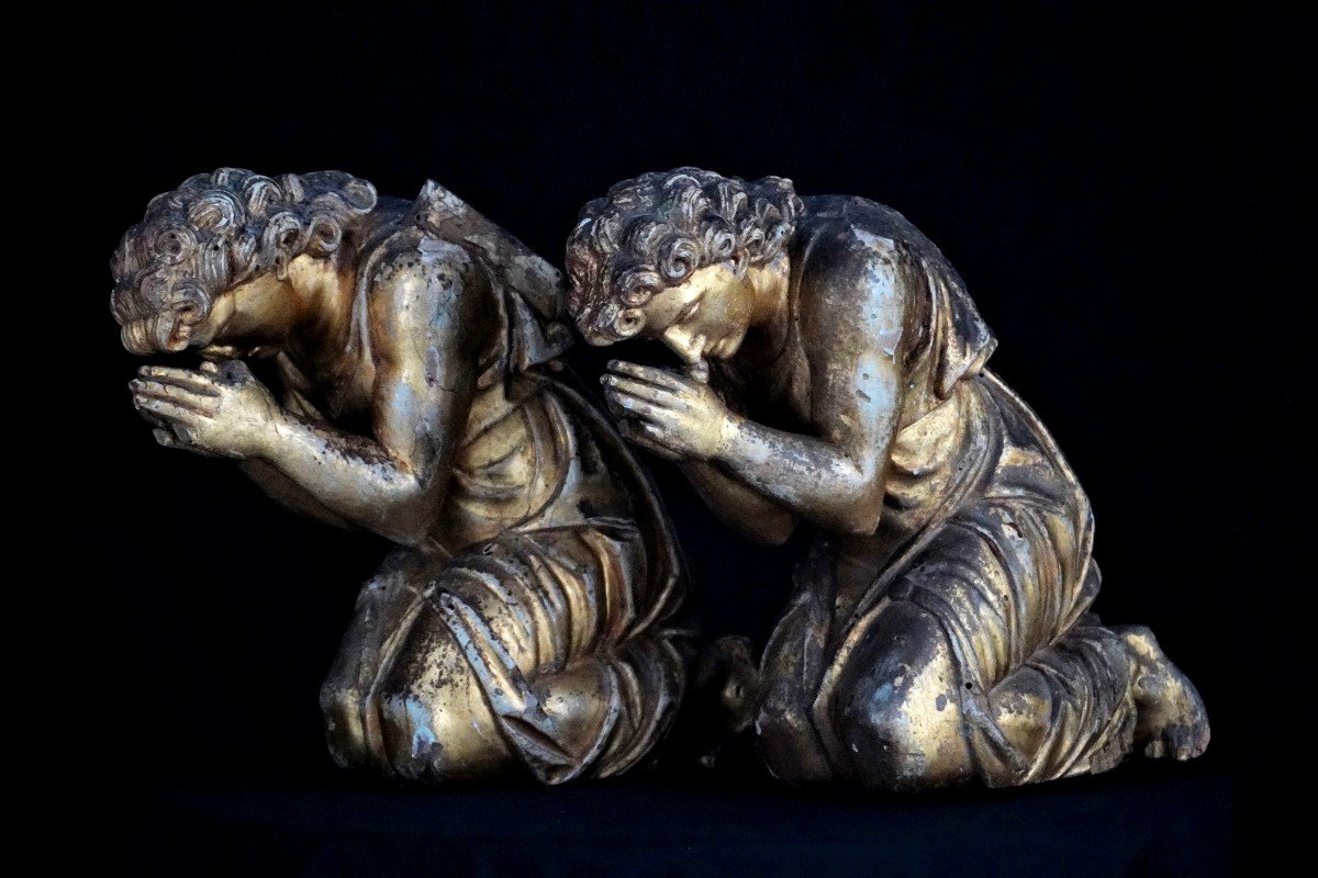 Pair Of Kneeling Angels In Carved And Gilded Wood. Central Italy, 17th Century.