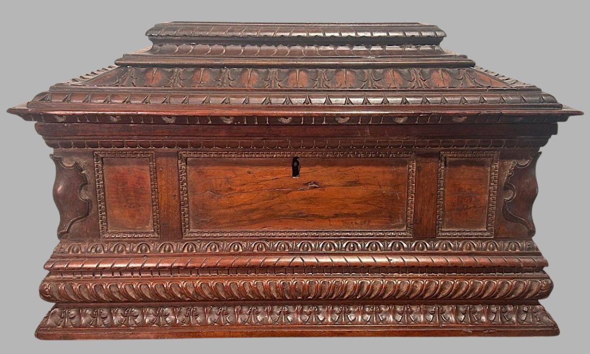 Finely Carved Walnut Centre Chest, 16th Century Tuscany.-photo-2