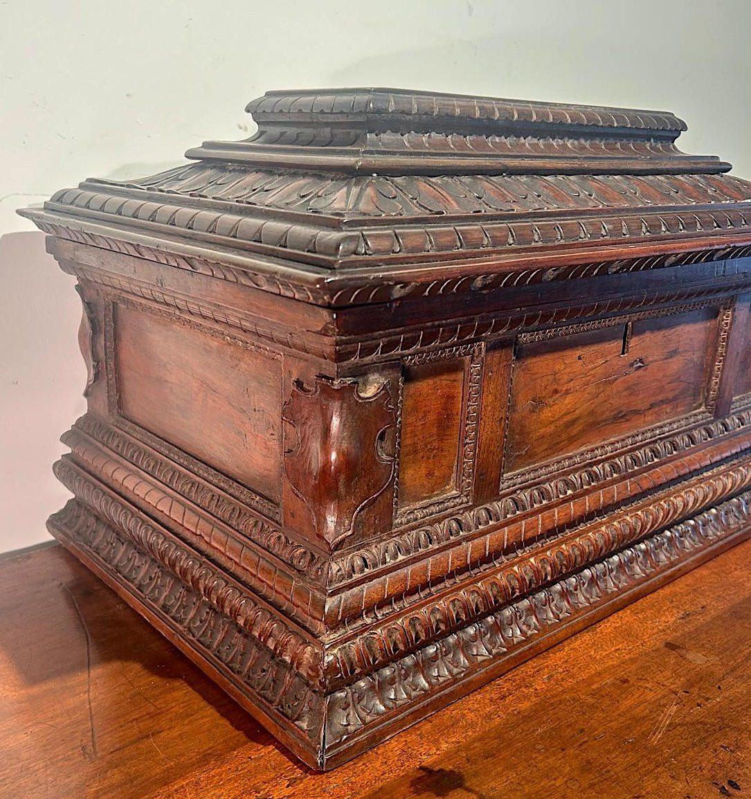 Finely Carved Walnut Centre Chest, 16th Century Tuscany.-photo-3