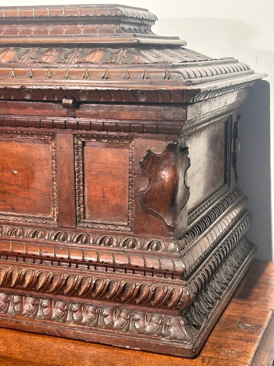 Finely Carved Walnut Centre Chest, 16th Century Tuscany.-photo-2