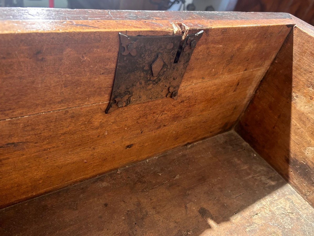 Finely Carved Walnut Centre Chest, 16th Century Tuscany.-photo-5