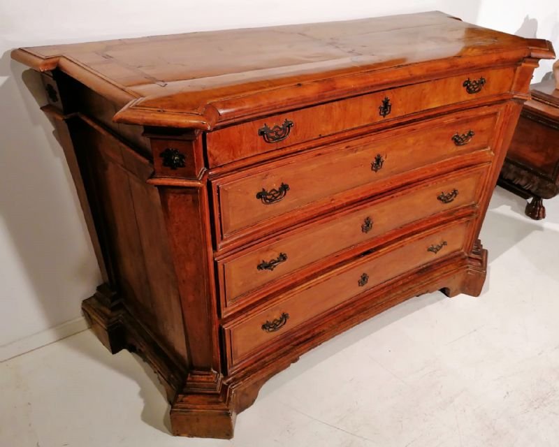  Rare commode Louis XIV plaquée en bois de cyprès et incrustée en palissandre, Etat Papal. 