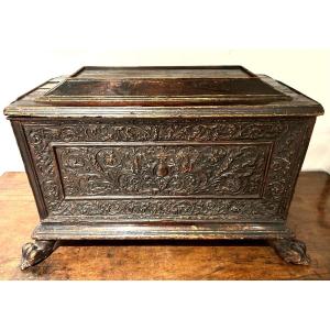 Small Chest With Pastiglia Decor From The 16th Century.