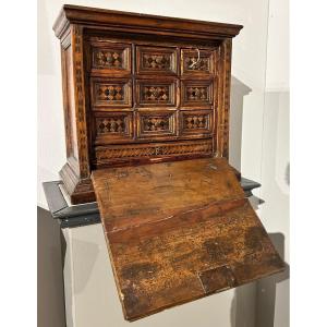 Petite Et Rare Armoire à Monnaie Avec Incrustations Chartreuses.