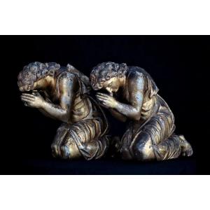 Pair Of Kneeling Angels In Carved And Gilded Wood. Central Italy, 17th Century.