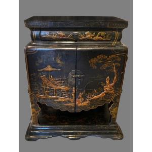 Chinese Cabinet, From The Center And Also Finished On The Back, Made At The End Of The Eighteenth Century
