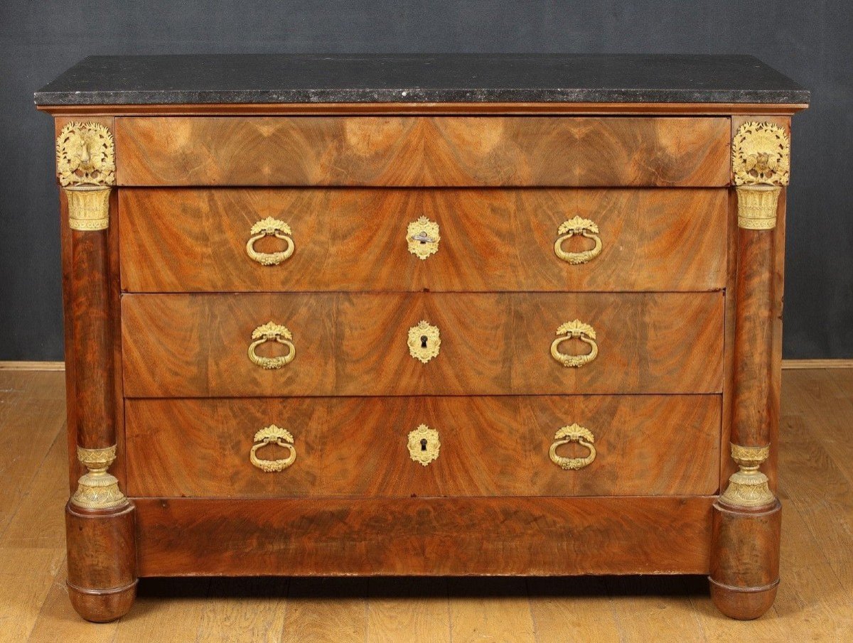 Commode d'Epoque Empire en acajou et bronz dorè, dessus en marbre. XIXème