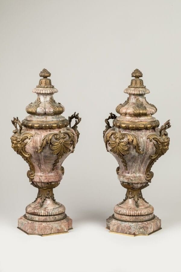 Vases En Marbre Et Bronze, à Frises De Feuilles,de Style Louis XV, XIXème Siècle. Petits Dégâts