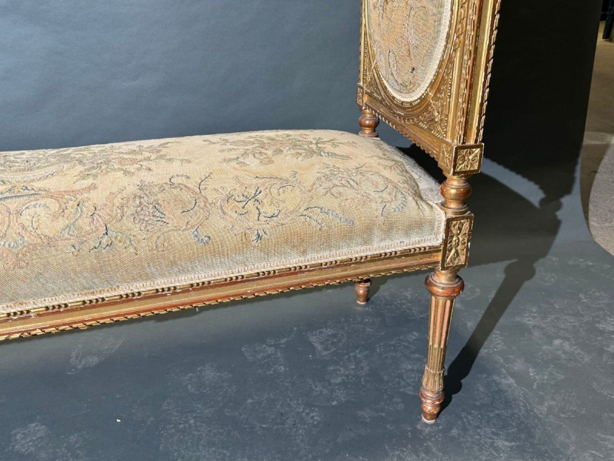 Grande banquette en bois doré et sculpté à décor de médaillons, de style Louis XVI-photo-3