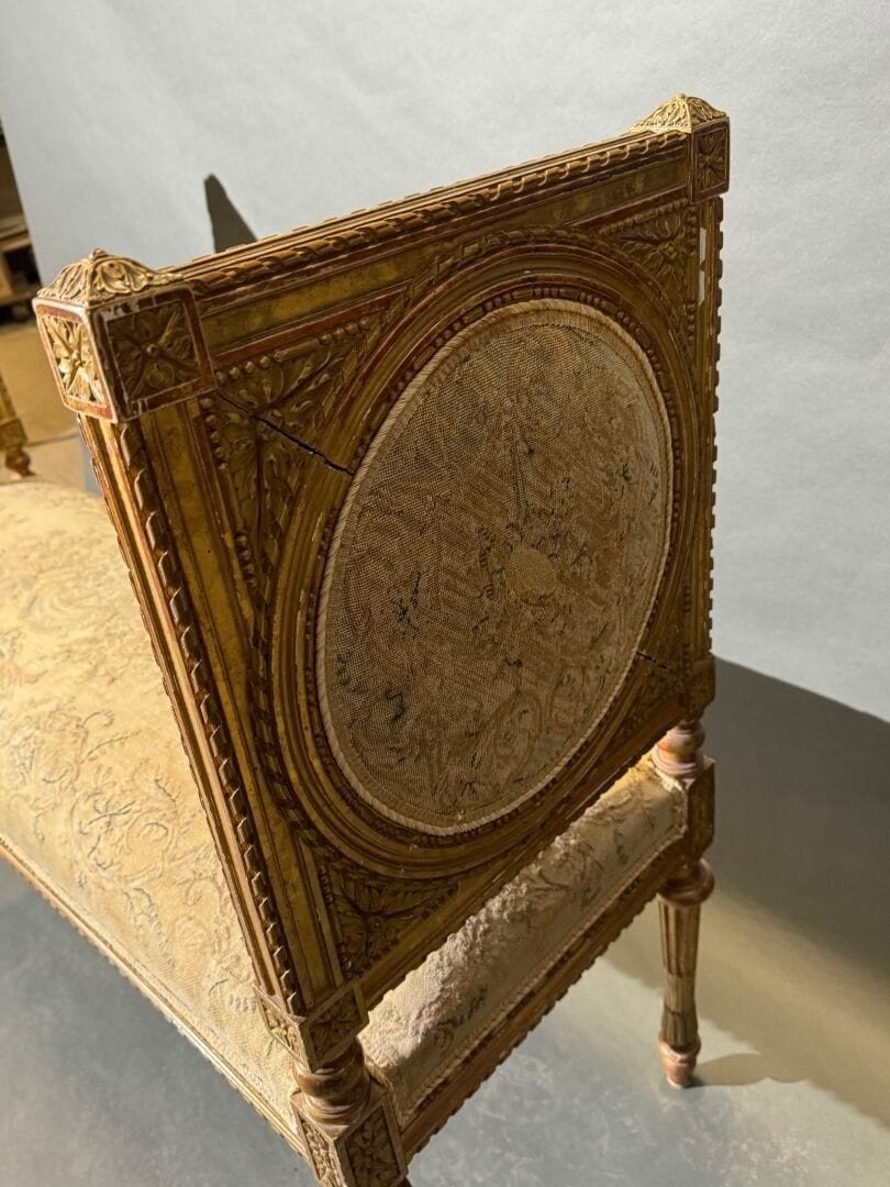 Grande banquette en bois doré et sculpté à décor de médaillons, de style Louis XVI-photo-4