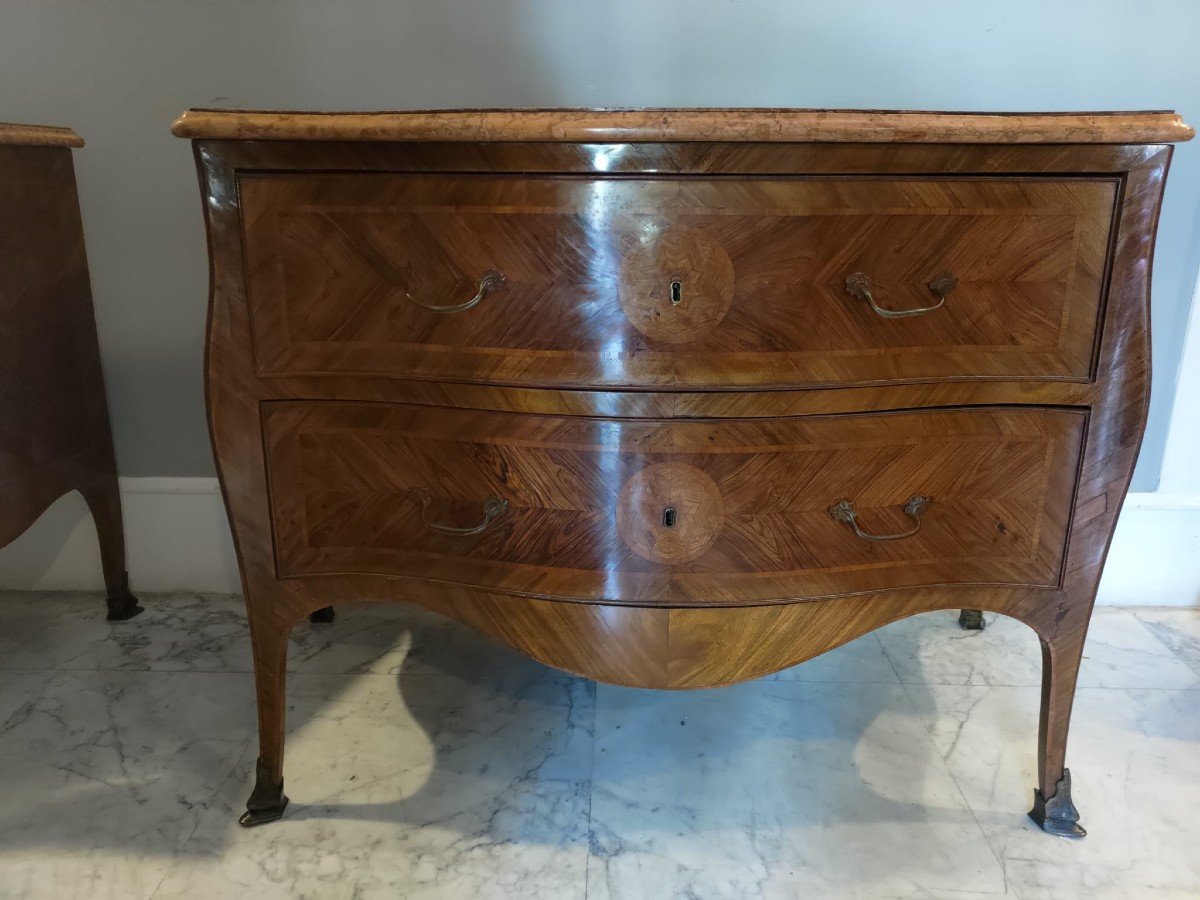 Paire de commodes Louis XV, Naples, avec dessus en marbre rouge, poignées et sabots en bronze-photo-1