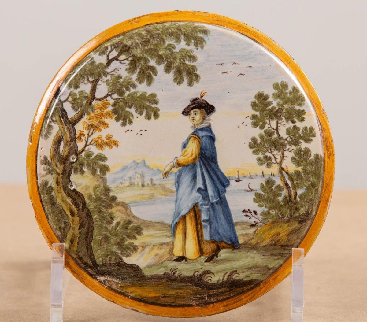 Castelli.  Médaillon En Faïence Polychrome à Décor De Personne. XVIIIe Siècle