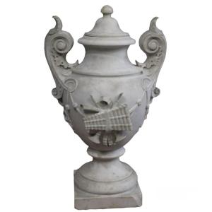 Important Medici Vase In White Marble, Decorated With Quivers, 20th Century Manufacture 