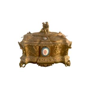  70 / 5.000 Coffret en bronze doré à plaques émaillées de Sèvres, Napoléon III