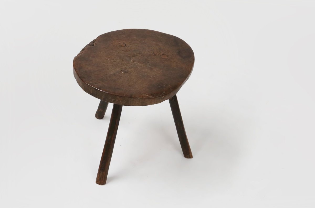 Tabouret Tripode Primitif Brutal Sculpté En Chêne Français Du XIXe Siècle