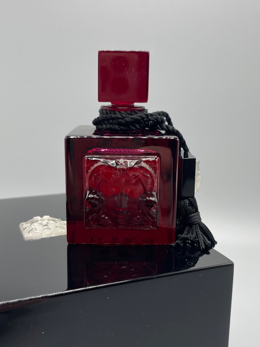 Lalique - Flacon  «  Masque De Femme » En Cristal Rouge -photo-2