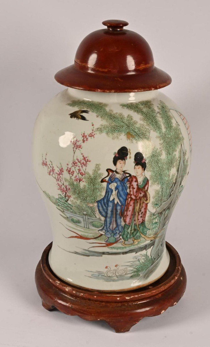 Vase En Porcelaine De Chine à Décor De Deux Jeunes Filles 