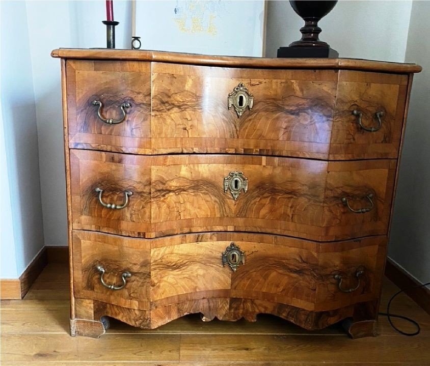 Petite Commode Allemande à Trois Tiroirs Galbés En Façade En Placage De Noyer